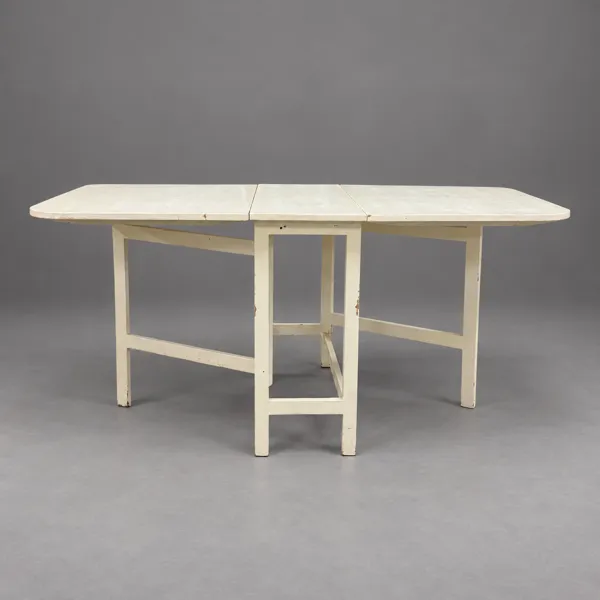 Slagbord, vitmålat trä, 1900-tal.