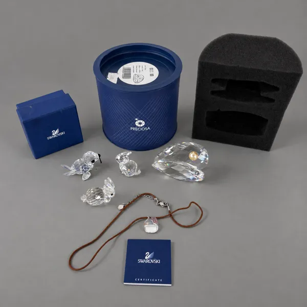 Parti kristallföremål, Swarovski och Preciosa.