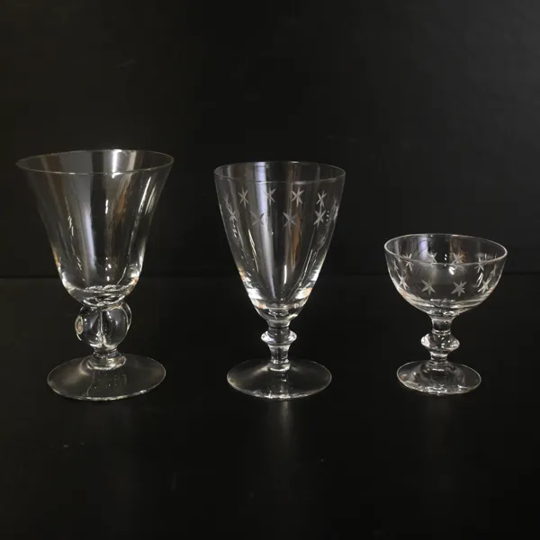 Glasservisdelar, 22 delar, 1900-talets första hälft.