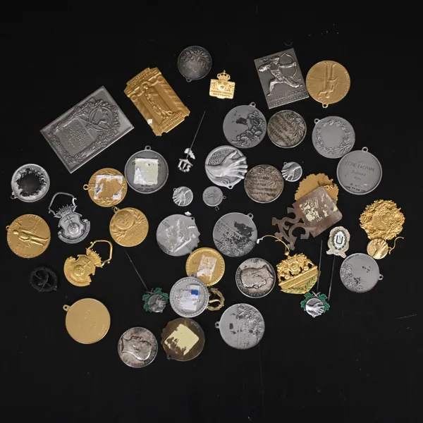 Märken och medaljer, ett parti, silver, 1900-tal.