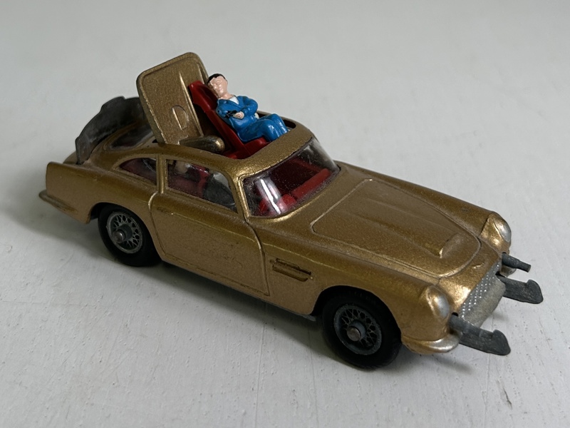  James Bond Plåtleksaksbil Aston Martin med katapultstol, Corgi Toys
