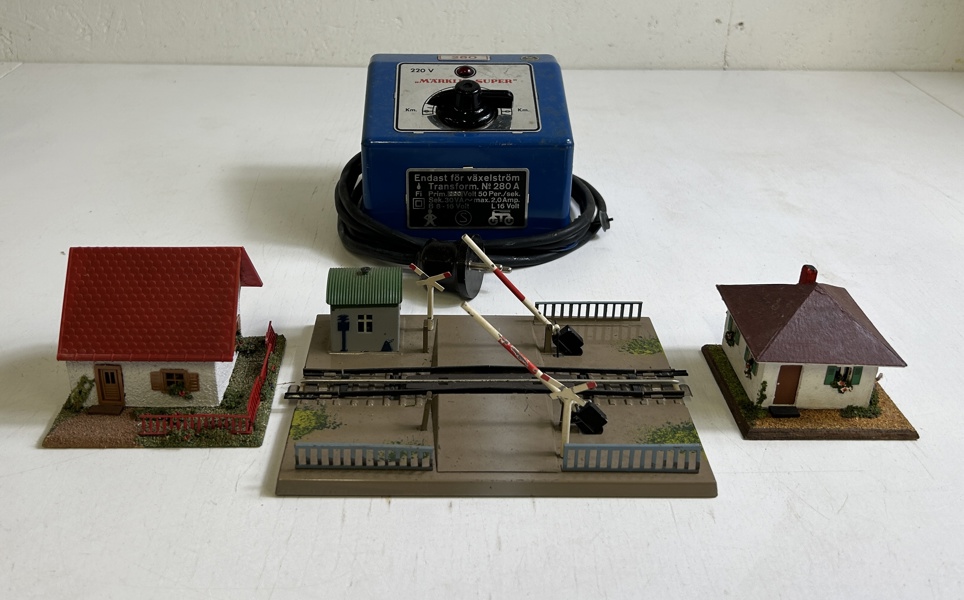 Märklin Transformator Järnvägsövergång och Hus 