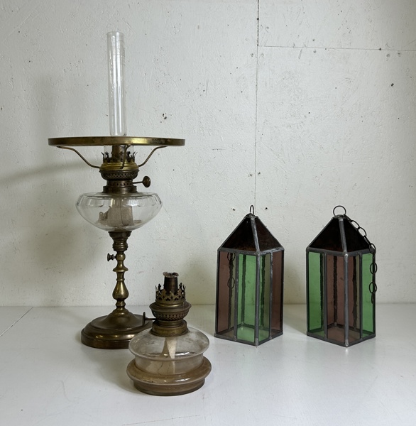 Bordsfotogenlampa (utan kupa) och 1par ljuslyktor 