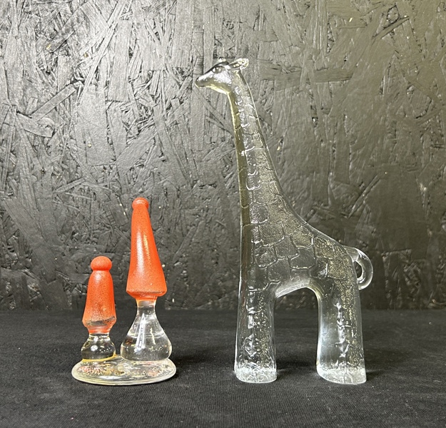 Giraff Bertil Vallien och tomtenissar tobo glasbruk i glas