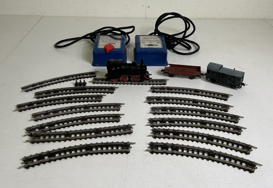 Fleischmann modelljärnvägsdelar och transformator Märklin