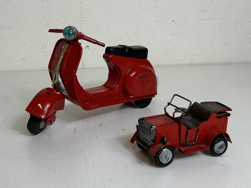 Plåtleksaker Vespa och bil