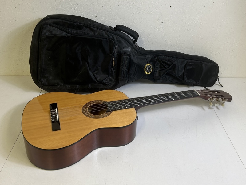 Aukustisk Gitarr Cataluna med fodral 