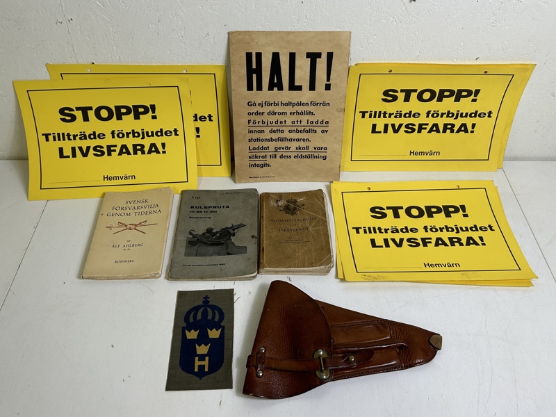 Diverse militaria, böcker, försvarets pistolhölster m.m. 