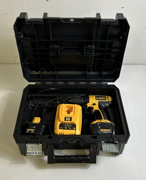 Skruvdragare med laddare Dewalt 