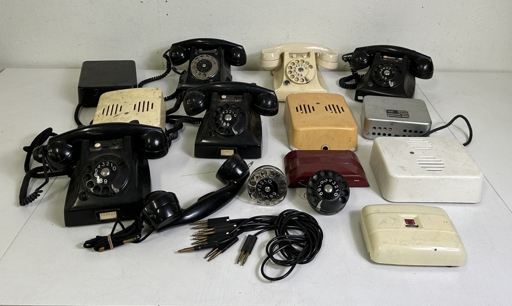 Telefoner bl a bakelit