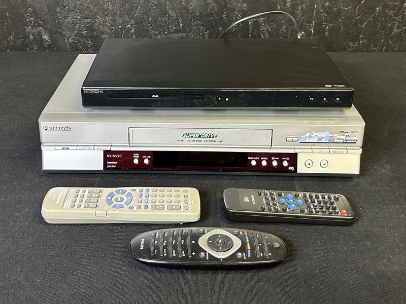 VHS spelare  Panasonic och CD spelare Hitachi 