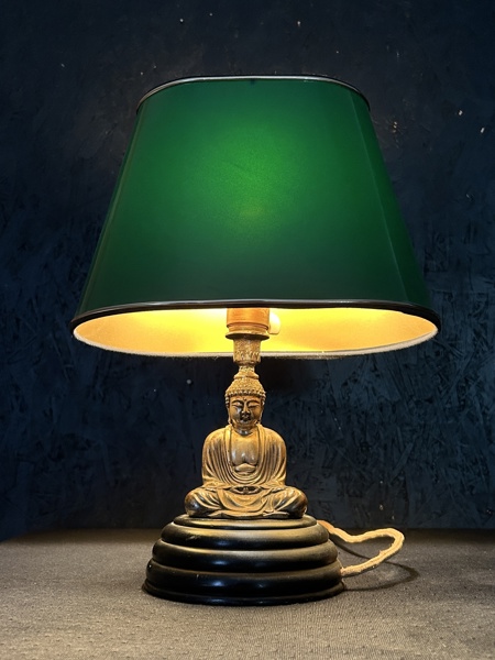 Äldre Buddhaskulptur i brons omgjord till lampa på 1920/30-talet, senare skärm
