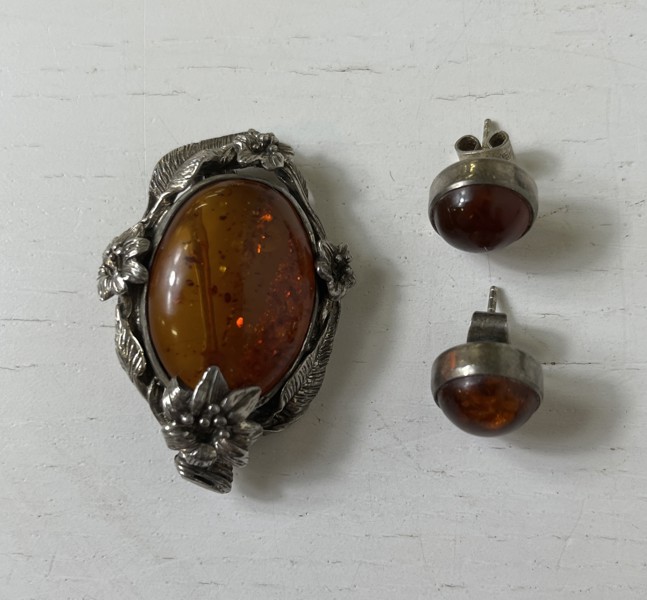 Bärnstenssmycken i silver, brosch och örhängen 