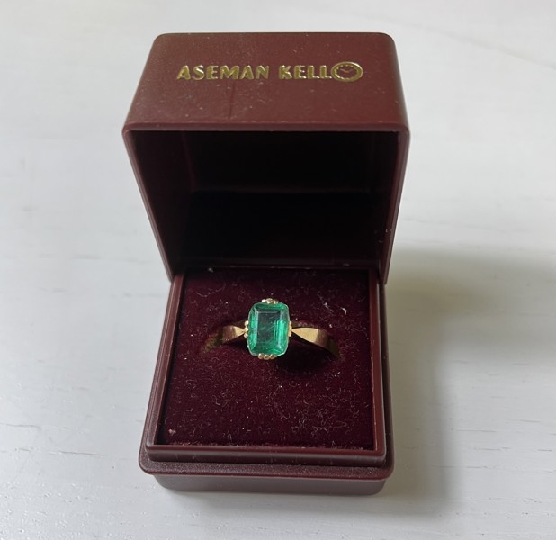 Guldring 18K med smaragd