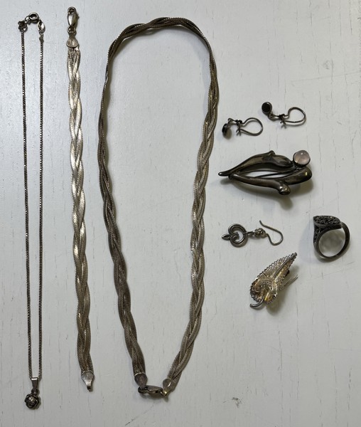 Silverföremål, örhängen, halsband, ring m.m.
