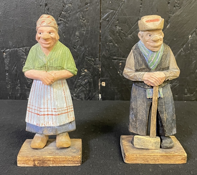 Träfiguriner signerade C J Trygg 1944 