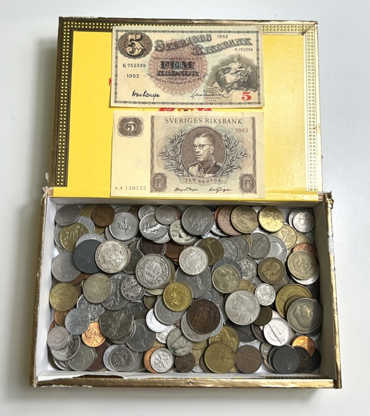 Utländska Mynt i Ask Flertalet i Silver Samt 2st 5kr Sedlar Sverige