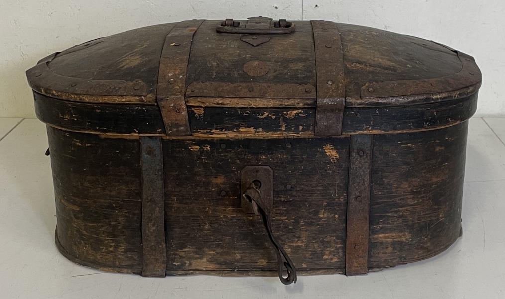 Äldre Träkista  daterad i locket 1865