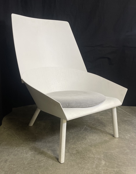 Fåtölj EC03 Eugene design Stefan Diez Flexibel e-fanerad lackad playwood