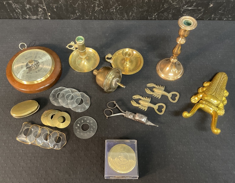 Diverse bl a Mässingsljusstakar Stövelknekt Ljusmanschetter i glas m.m.