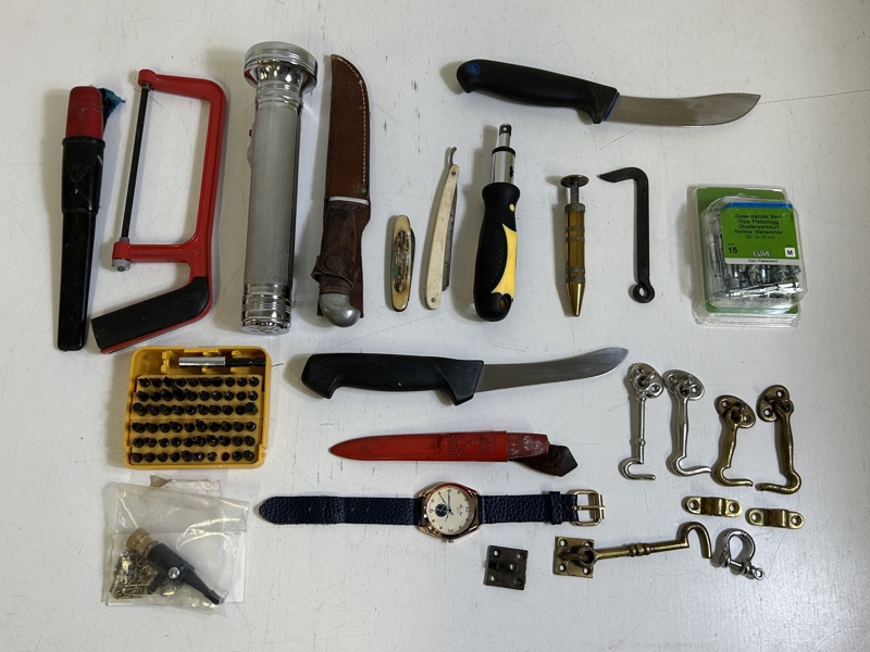 Diverse låda med bla Knivar