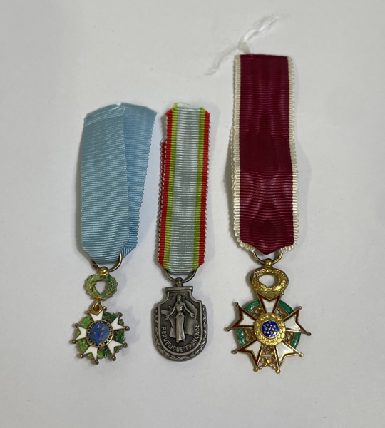 Miniatyrmedaljer bl a Franska Hederslegionen och USA Legioe ofMerit