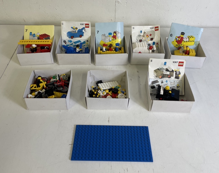 Parti Lego med beskrivningar 