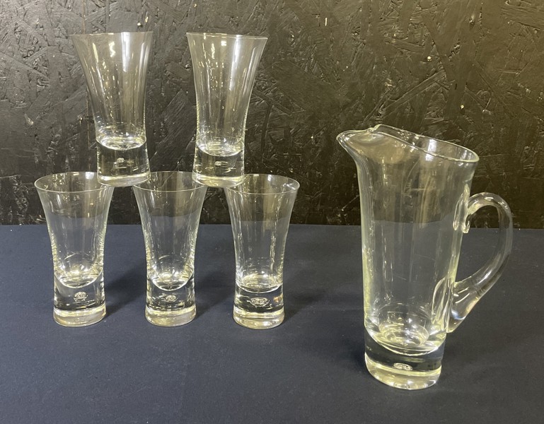 Vicke Lindstrand glaskanna och 5 öglas 