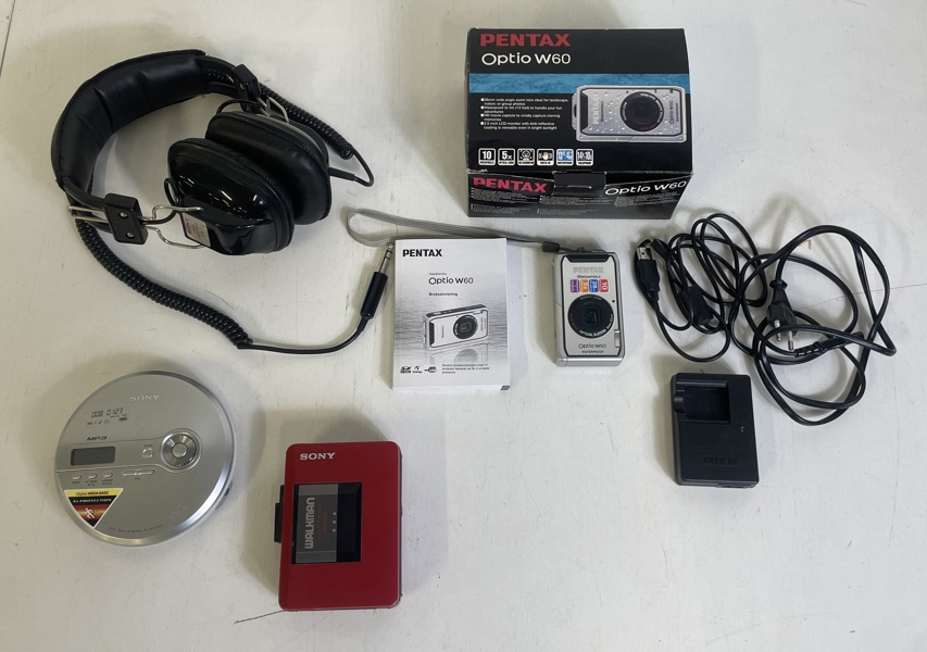 Digitalkamera Pentax med laddare, hörlurar Sony och MP3 spelare 