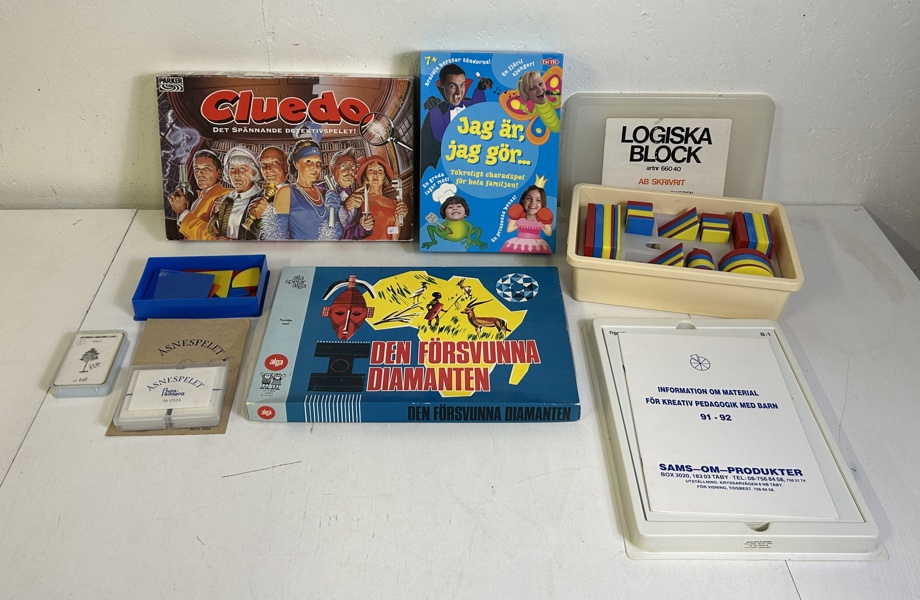 Spel bl a Cluedo och logiska block 