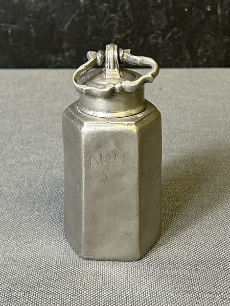 Tennflaska daterad 1760  