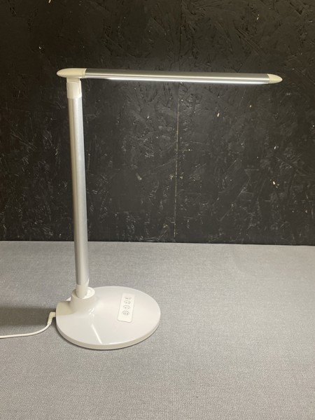 Skrivbordslampa med touch-knappar och USB-uttag 