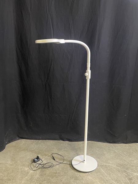 Golvlampa med förstoringsglas 