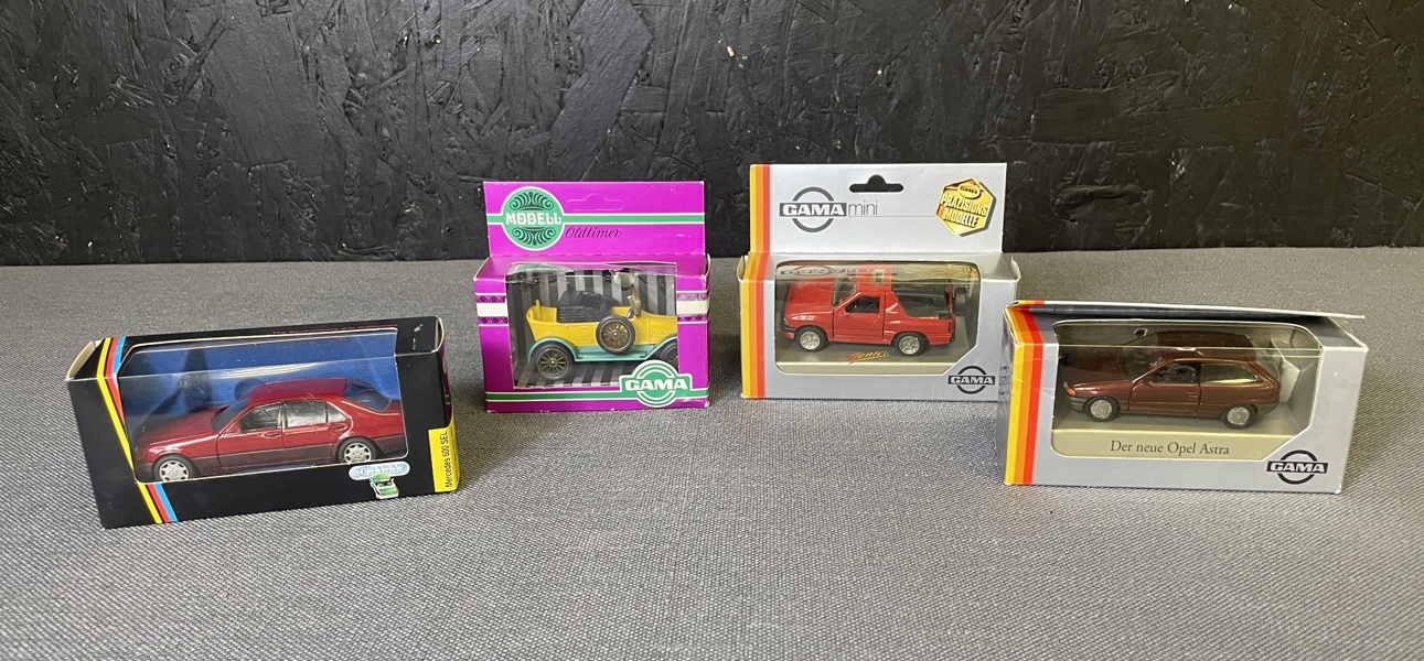 4 st plåtleksaksbilar Gama i originalförpackning 