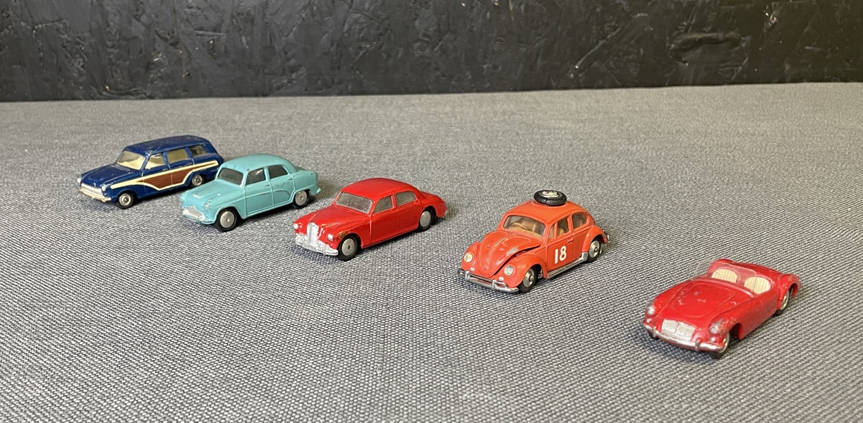 5 st plåtleksaksbilar Corgi Toys 