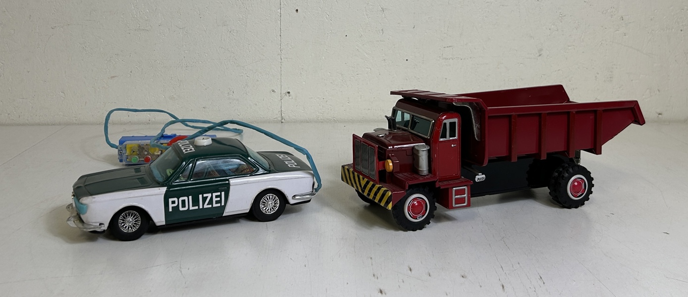 Plåtleksaksbilar Volvo BANDAI Japan och Lastbil TN Japan 