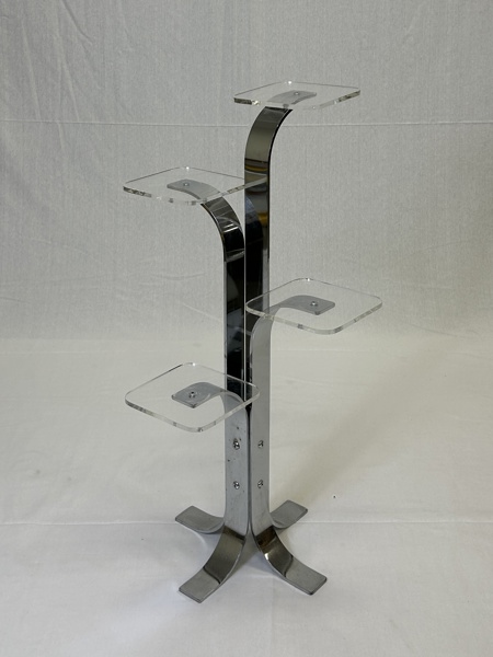 Piedestal i kromad metall/plexiglas