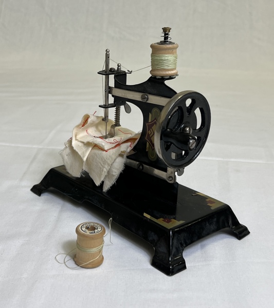 Plåtleksak symaskin (miniatyr), 1900 talets början