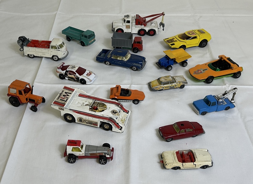 Plåtleksaksbilar bl a Corgi Toys 