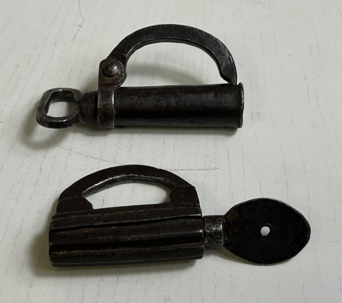Hänglås, 2 st, 1700-tal.
