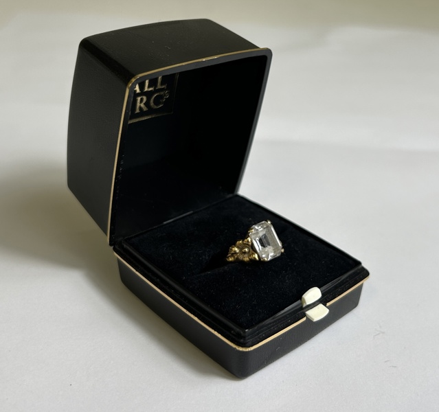Ring, 18k guld, vit sten.
