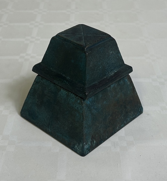 Bo Andersson. Skulptur, brons, två delar, undertill märkt KGBA, daterad 96, samt numrerad 78/100.