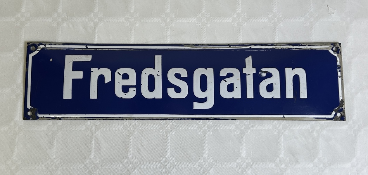 Emaljskylt "Fredsgatan".