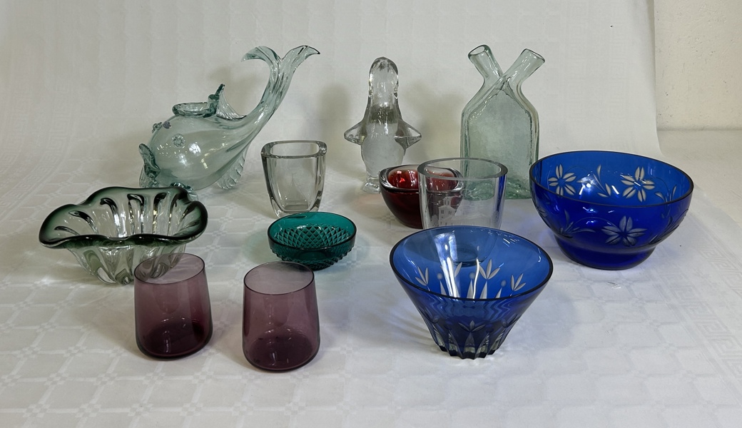 Parti glasföremål. Bla Fisk från Stockholms glasbruk, Ture Berglund.