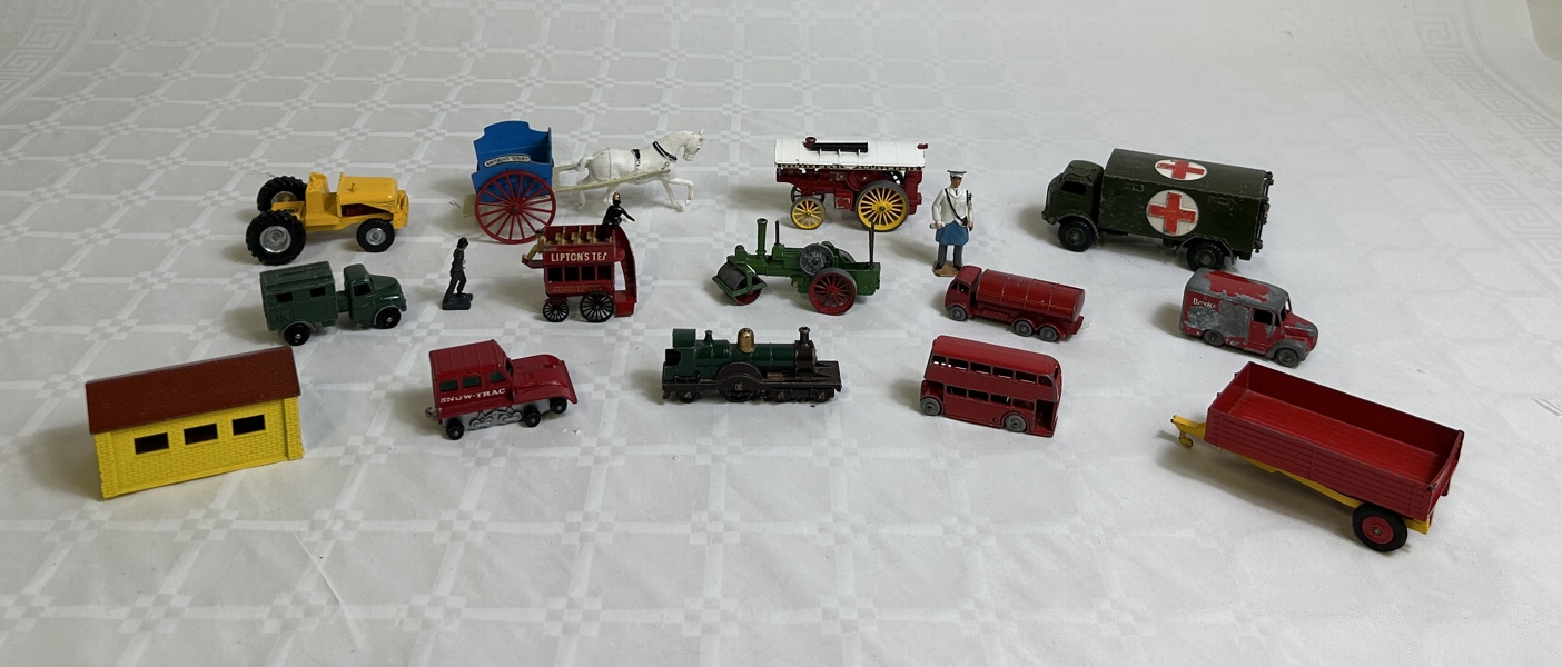 Plåtleksaksbilar bla Dinky toys, Lesney och Match box.