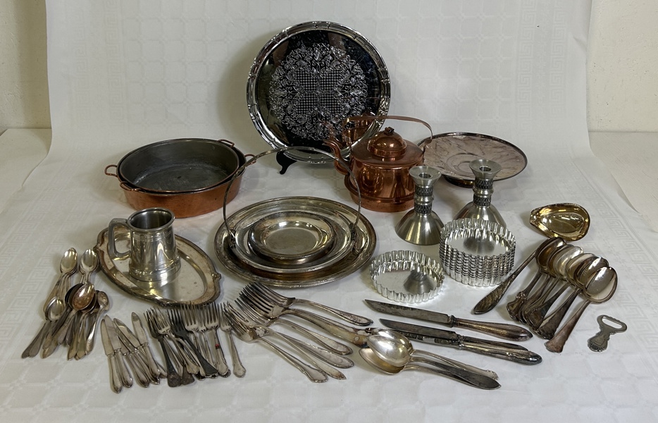 Nysilver- och kopparföremål.