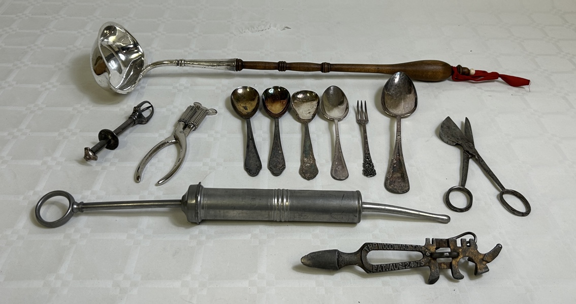 Nysilver och tennföremål, bl a tennspruta