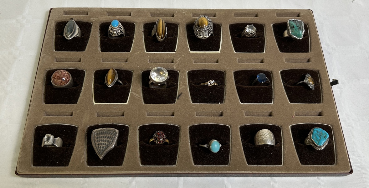 Ringbricka med 18st silverringar, bla design.Flertalet Sterlingsilver 925/1000 Silver Resterande 830/1000 Silver