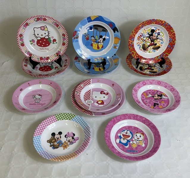 Tallrikar, Disney, Kalle Anka, Hello Kitty och Musse Pigg, 18 delar.