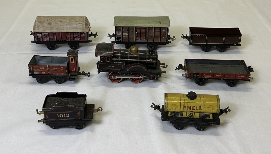 Märklin plåtleksakståg med vagnar, 8 delar